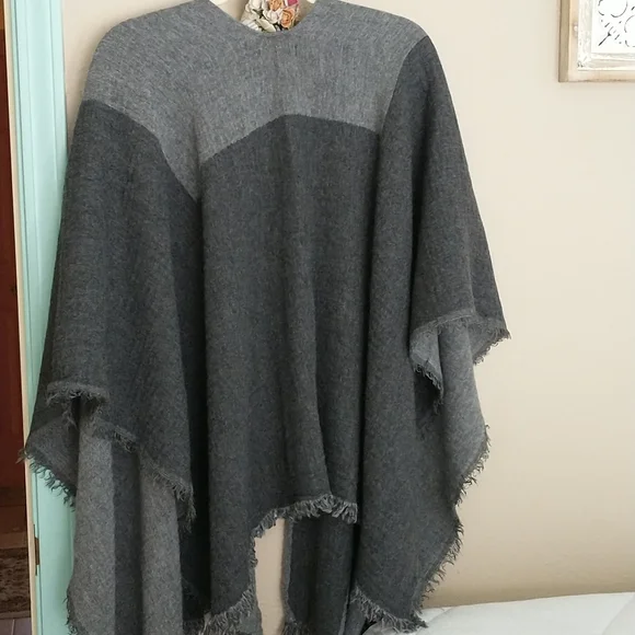 New! Open arm poncho or shoulder wrap, blanket scarf, gray, OSFM, soft - Picture 3 of 5
